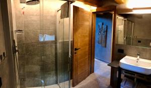 博尔米奥Hotel san Vitale的带淋浴和盥洗盆的浴室