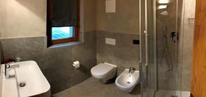 博尔米奥Hotel san Vitale的浴室配有卫生间、盥洗盆和淋浴。