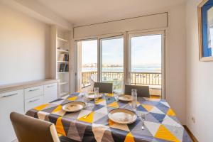 莱斯卡拉Apartment Meritxell的一间享有海景的带桌子的用餐室