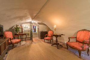 乌得勒支斯瓦尼恩维赫特酒店的一间设有红色椅子和一张桌子的房间,位于隧道内