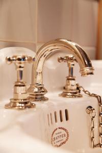 乌得勒支斯瓦尼恩维赫特酒店的浴室水槽配有银色水龙头