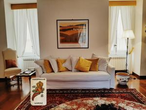 那不勒斯Casa Vacanze Pizzofalcone 41b的客厅配有带黄色枕头的白色沙发