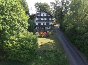 圣奥斯瓦尔德Pension Fernblick的道路中间房屋的空中景观