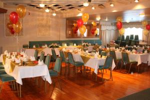 邓弗里斯Aberdour Guest House的宴会厅设有桌子和天花板上的气球