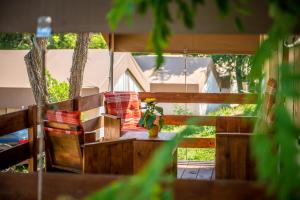 诺维格勒伊斯特拉Sunflower Camping的门廊,长凳,桌子,植物