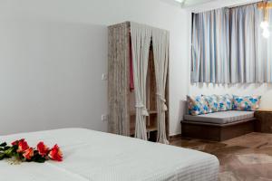 Éxo Goniáaletrivillas的一间卧室配有一张床和一张沙发