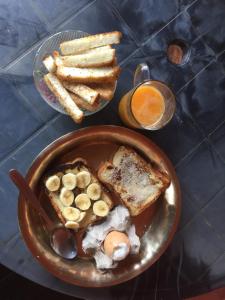 DeorāliMount Fuji的包括烤面包和香蕉的早餐盘