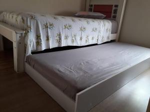 索罗卡巴Casa do Henrique 3的一张带白色床架和书桌的床
