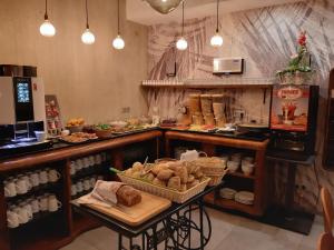 耶拿Hotel Eulensteins的面包店,面包柜台,提供面包和糕点
