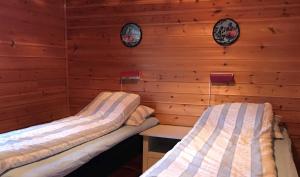 Offersøy奥夫尔塞岛垂钓中心酒店的木墙客房的两张床