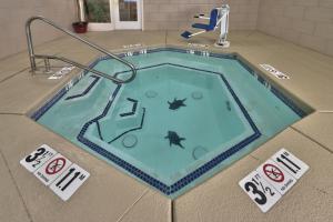 阿尔伯克基Holiday Inn Hotel & Suites Albuquerque Airport, an IHG Hotel的游泳池位于客房中间