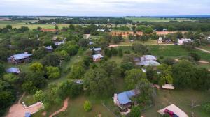 弗雷德里克斯堡Barons CreekSide Resort的享有小村庄的空中景致,那里有房屋和树木