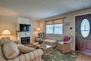 ExmoreCharming Painter Home with Chesapeake Bay Views的带沙发和椅子的客厅以及门