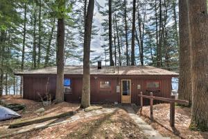 HartfordLakefront Hartford Cabin with Canoe and Boat Ramp的树林中的小小屋