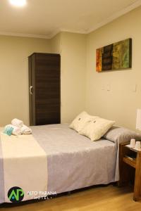 科尔多瓦阿尔托巴拉那酒店的一间卧室配有两张床和橱柜