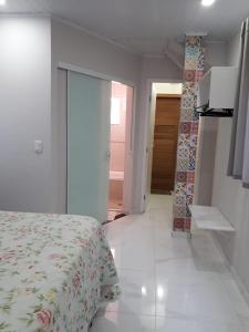 索罗卡巴Casa do Henrique 2的一间卧室设有一张床,走廊设有门