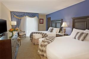 尼亚加拉瀑布老石精品酒店的酒店客房设有两张床和电视。