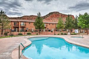 Kanab Condo with Pool and Patio, 30 Mi to Zion NP内部或周边的泳池