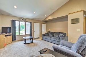 ElwoodElwood Townhome with Patio, 7 Mi to Johnson Lake的带沙发和电视的客厅