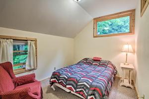 Waterfront Rumney Cabin with Stinson Lake Access客房内的一张或多张床位