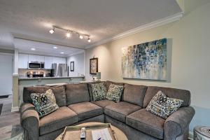 Harbor Springs Condo about 6 Mi to Lake Michigan!的休息区