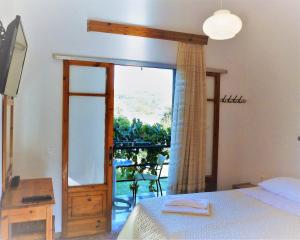 圣佐治欧斯帕贡Giannis的一间卧室设有一张床和一个美景窗户。