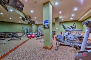 Solitude Mountain Resort Condo at Lift Base!的健身中心和/或健身设施