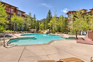 Solitude Mountain Resort Condo at Lift Base!内部或周边的泳池