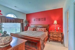默特尔比奇Myrtle Beach Condo with Community Pool Views!的卧室设有红色的墙壁、一张床和窗户