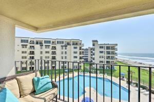 Atlantic Beach Resort Condo with Ocean Views!内部或周边泳池景观