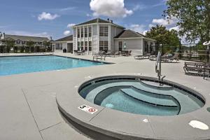 格尔夫海岸Gulf Shores Condo with Pool Access, 5 Mi to Beach!的房屋前的游泳池