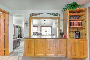 Donald Price Mobile Home ParkFamily Home with Hot Tub - Walk to Johnson Lake!的一个带木制橱柜和水槽的厨房