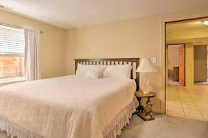 科罗拉多斯普林斯CO Springs Apartment Less Than 6 Mi to Garden of the Gods!的卧室配有白色的床和窗户。