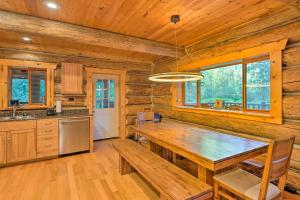 Gold BarCustom Riverfront Log Home near Stevens Pass!的小木屋内的厨房配有木桌