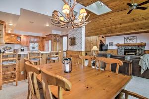 塔霍马Waterfront Meeks Bay Home Hot Tub, Walk to Trail的厨房以及带木桌和椅子的用餐室。