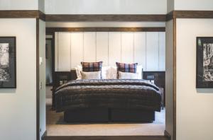 皇后镇Gibbston Valley Lodge and Spa的一间卧室配有一张特大号床。