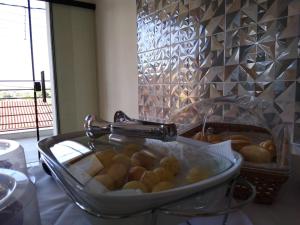 若阿诺波利斯Hospedagem Joanópolis的一张桌子上摆放着一瓶葡萄酒,放着一篮面包