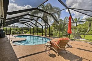 Pet-Friendly Fort Myers Home with Heated Pool!内部或周边的泳池