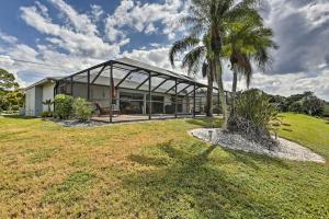 北迈尔斯堡Pet-Friendly Fort Myers Home with Heated Pool!的前面有棕榈树的房子