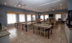 南帕诸岛南帕德里岛华美汽车旅馆的用餐室设有桌椅和窗户。