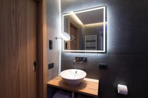圣克里斯蒂娜B&B La Tambra - central with Restaurant的浴室设有白色水槽和镜子