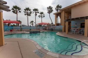 南帕诸岛南帕德里岛华美汽车旅馆的棕榈树度假村内的大型游泳池