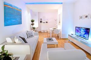 贝尔格莱德贝尔维尔豪华公寓 的白色的客厅配有白色的沙发和电视
