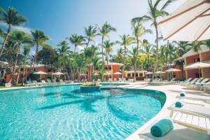 蓬塔卡纳Iberostar Selection Bavaro Suites的棕榈树度假村的游泳池