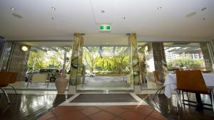 悉尼海德公园酒店的带有玻璃门的大楼的大堂