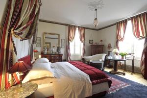 龙尚多特花园酒店的一间卧室配有一张床、一张桌子和一把椅子