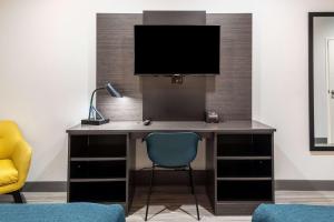 梅斯基特Studio 6-Mesquite, TX - Dallas的一张带显示器和蓝椅的桌子