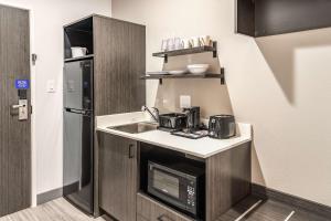 梅斯基特Studio 6-Mesquite, TX - Dallas的一间带水槽和冰箱的小厨房