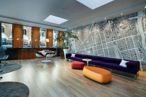 都灵贝斯特韦斯特行政套房酒店的客厅配有紫色沙发和桌子