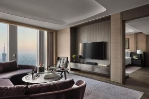 广州广州瑰丽酒店的带沙发和电视的客厅